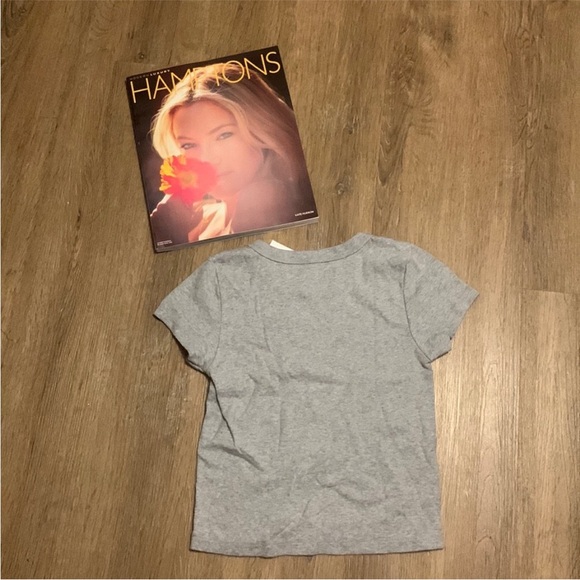 📌 NWT Brandy Melville Exclusive Hampton Logo T-Shirt - Picture 3 of 3